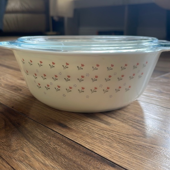 Pyrex England Tulip pattern large round casserole dish - Picture 1 of 8